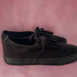 Black sneakers by Airwalk